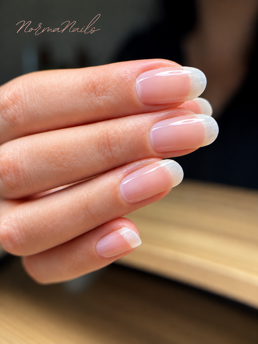 Ongles ovales courts, naturellement brillant après une manucure japonaise.